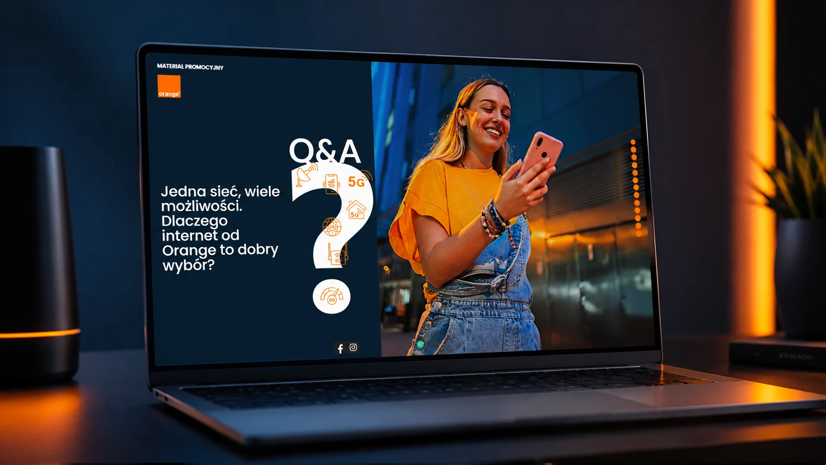 Makieta artykułu promocyjnego Q&A marki Orange wyświetlona na laptopie MacBook; nagłówek „Jedna sieć, wiele możliwości” i zdjęcie młodej kobiety korzystającej ze smartfona.