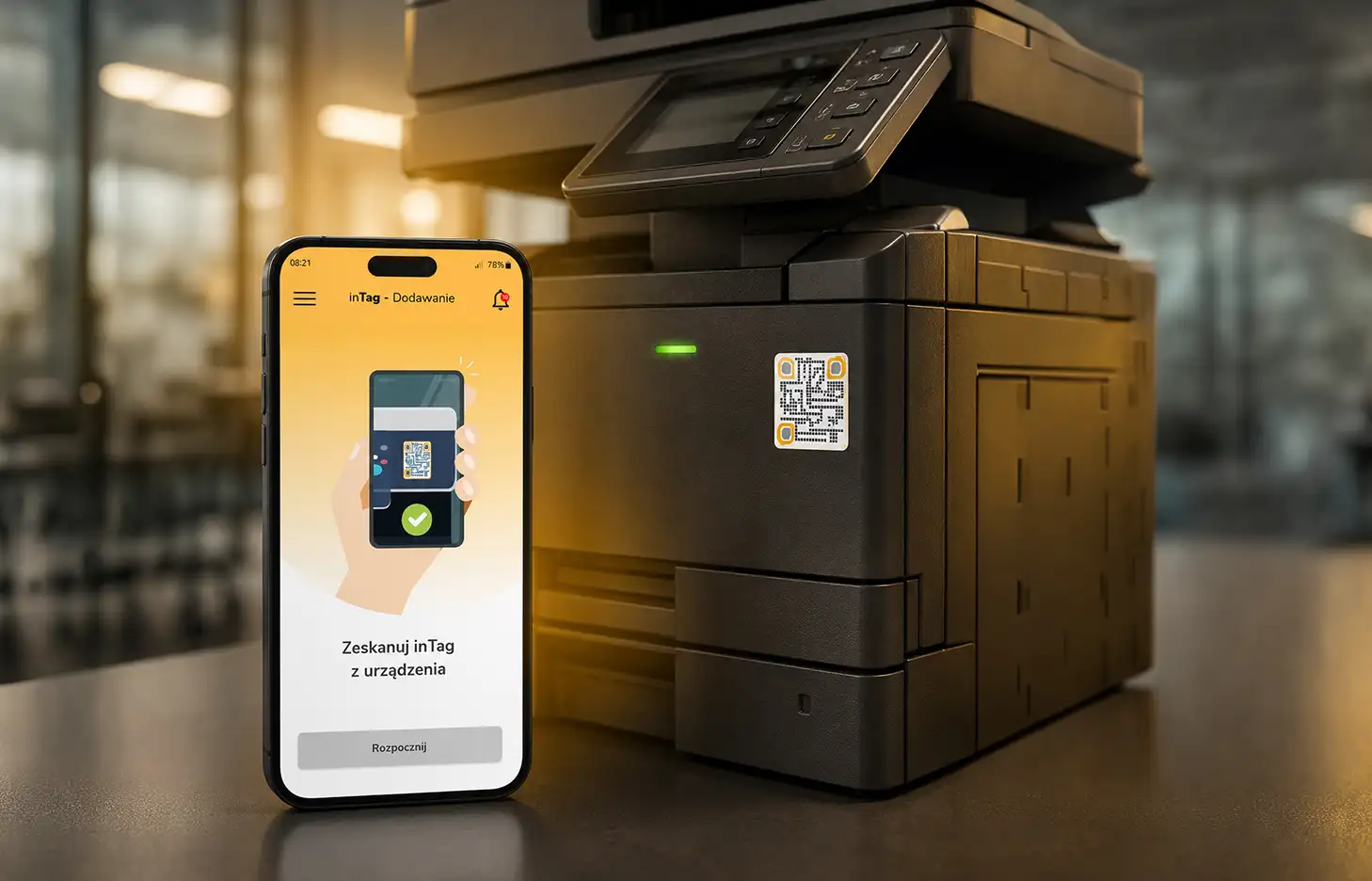 Aplikacja mobilna INTAG na smartfonie przy drukarce biurowej – mockup projektu UI/UX